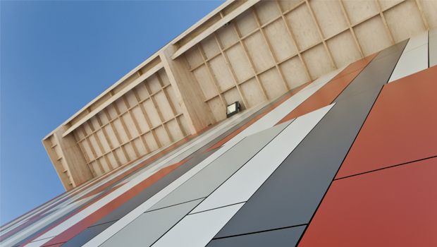 Trespa® da color y fachada a Movicenter